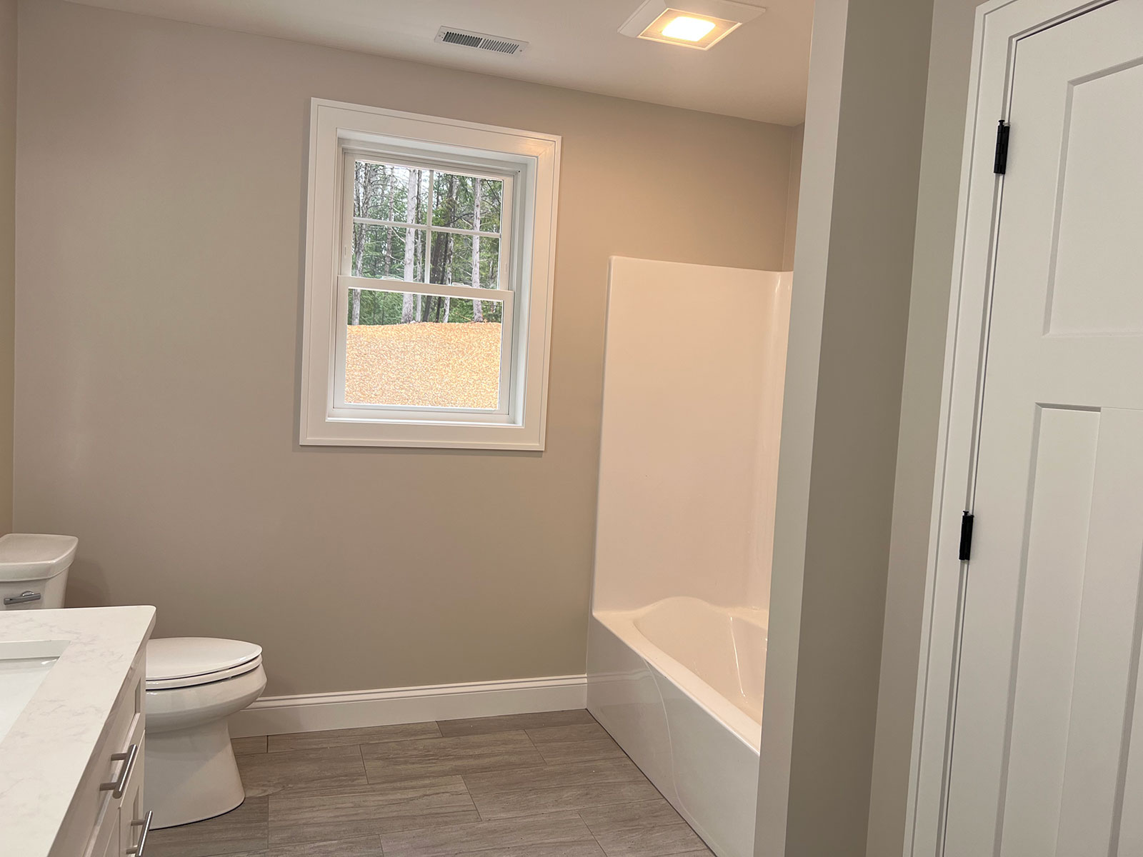 bathroom with tub